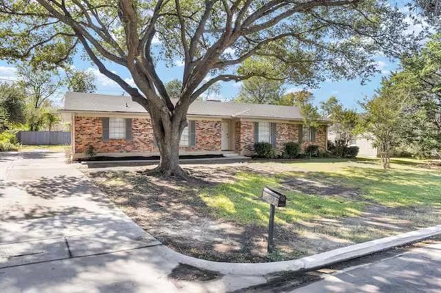 Building Photo - 3170 Golfing Green Dr