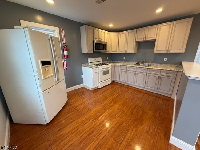 Building Photo - 726 E 6th St