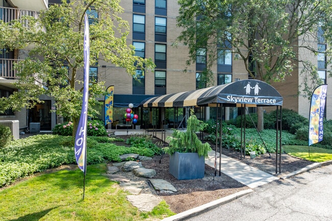 Entrada principal - Skyview Terrace (in-unit washer/dryer)