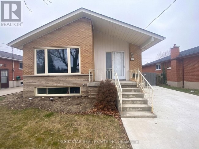 Photo - 227 Fernwood Crescent