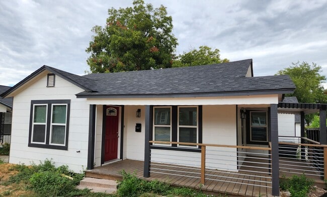 Building Photo - MODERN DECORATED HOUSE | 4 BEDROOM | 2 BATH | COVERED PATIO | CASITA WITH KITCHEN, BATH & LAUNDRY