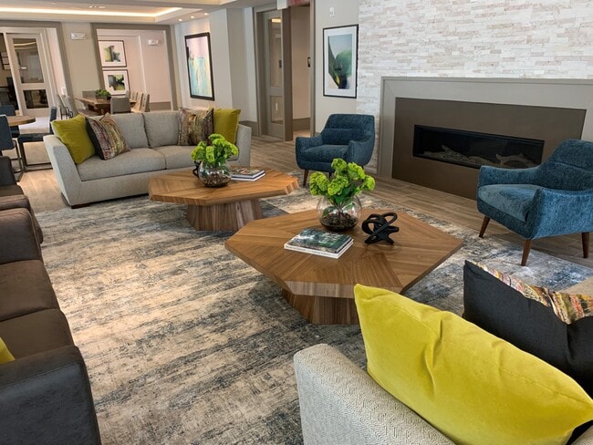 Building Photo - Somerset Lofts