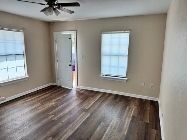 Puerta principal del salón - 1112 W Elizabeth St Unidad Apt A