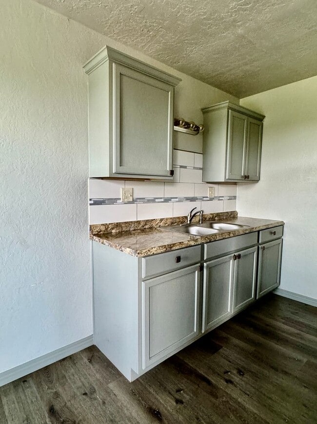 Photo - 505 Oak Ave - Ln