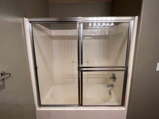 Shower Tub - 4060 Glencoe Ave Unit 125