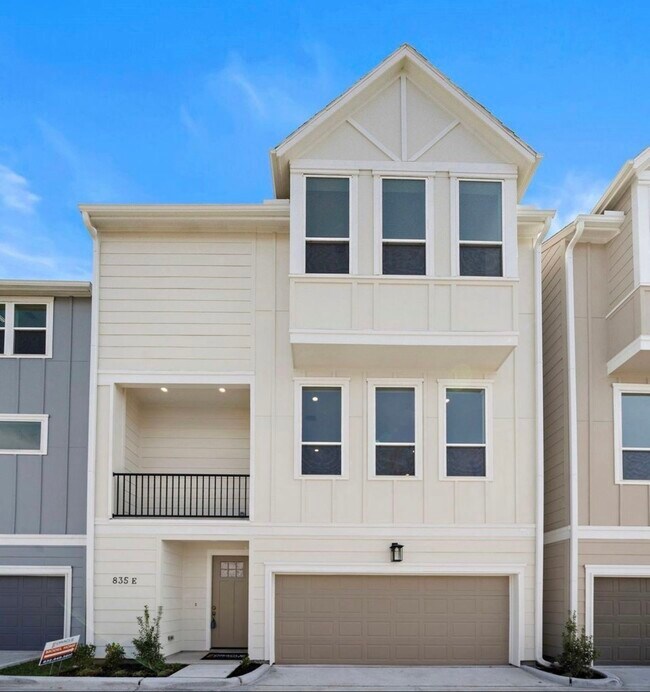 Photo - 835 Elkhart St