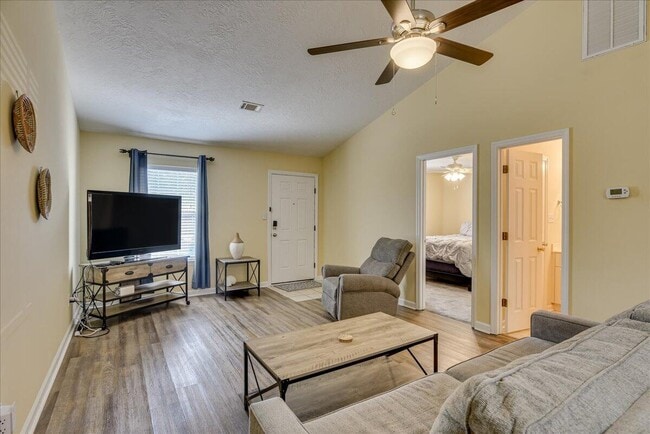 Photo - 540 Edgecliff Ln