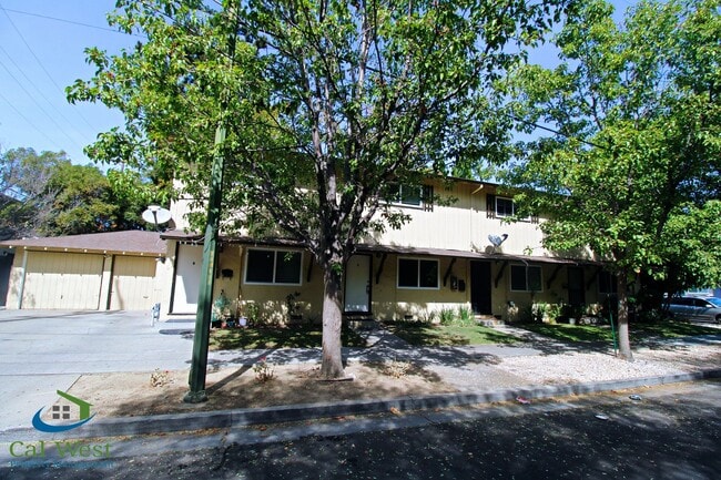 Building Photo - $2895 - 2 Bed 1.5 Remodeled 2 Story Towhn Home Near Keily and Saratoga Unit C