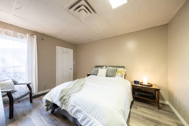 Photo - 527 Barton St