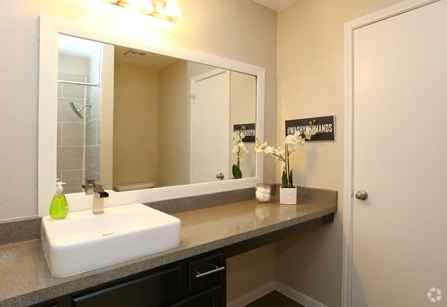2BR-1BA cuarto de baño - Balcones Club