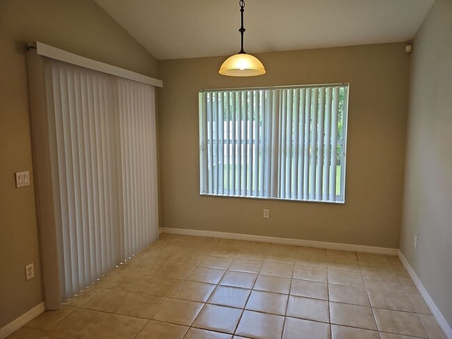 Photo - 124 Foxhall Ln