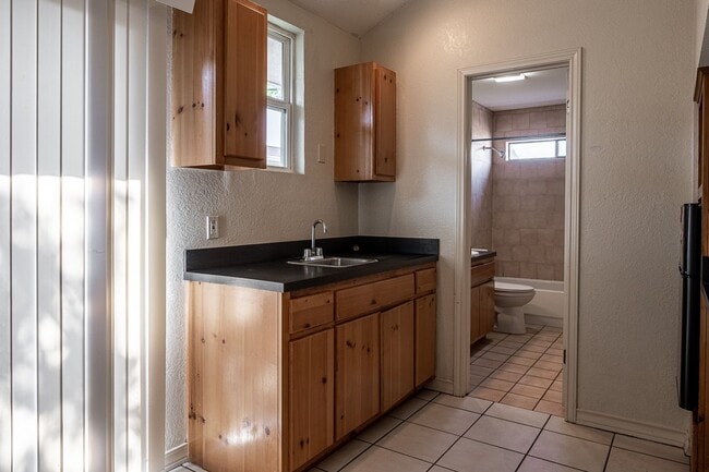 Building Photo - Miller Dr 212-214 Unit 214