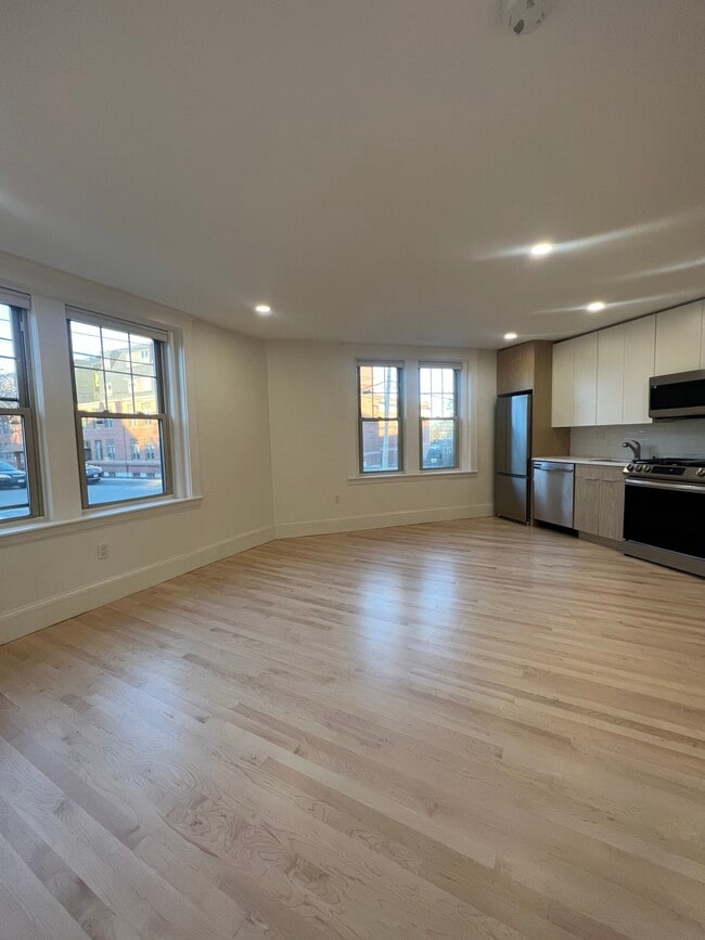 Building Photo - 26 Bradlee Rd Unit 3 Rental