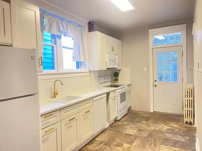 Kitchen - 315 Laurel Blvd