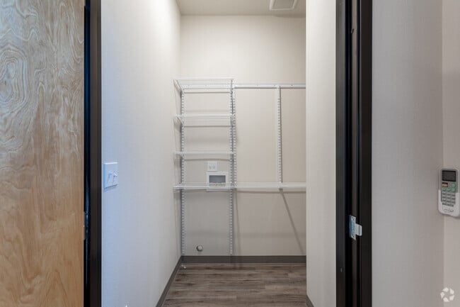 Studio, 1BA - 260 SF