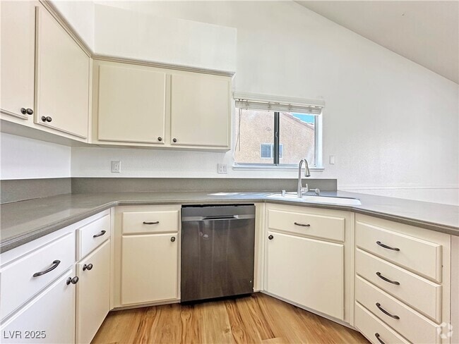 Building Photo - 2746 Sandalwood Ave Rental