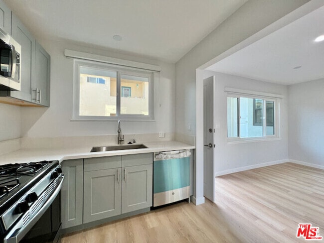 Building Photo - 903 S Barrington Ave Rental