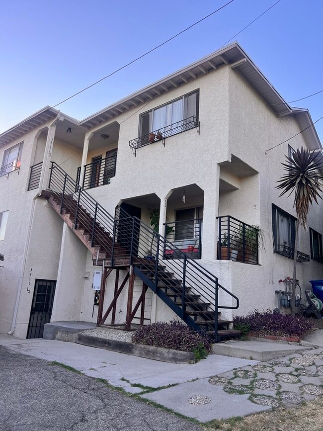 Building Photo - Peaceful 1 Bedroom Garden-Level Apartment ... Unit Glenalbyn