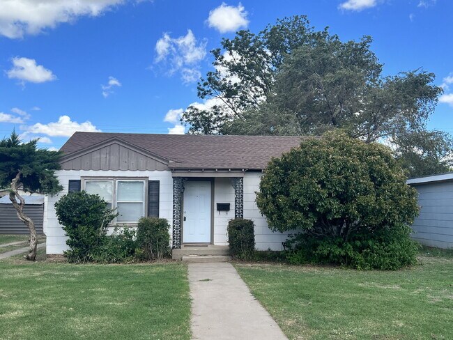 Large 2/1.5 with 2 Living Areas - Large 2/1.5 with 2 Living Areas Apartment