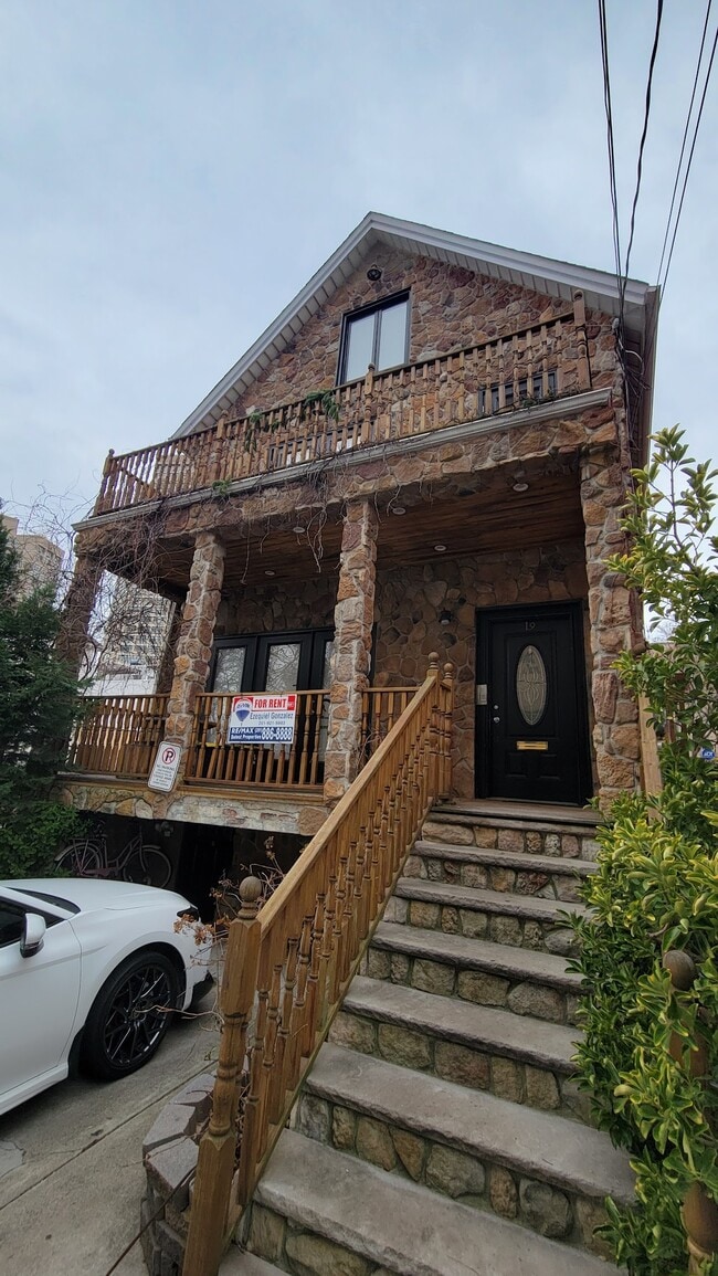 Building Photo - 19 70th St Unit 2