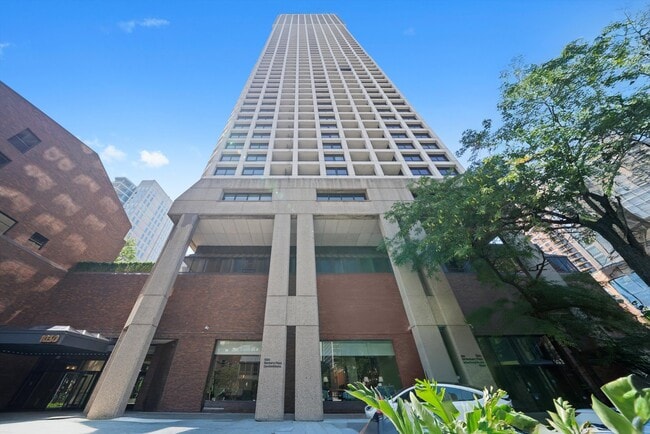 Building Photo - 1030 N State St Unit 3G Rental