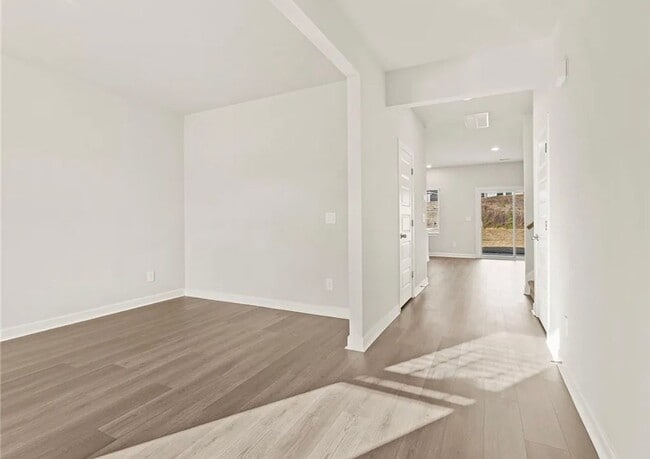 Photo - Beautiful 4/3 Available Now!