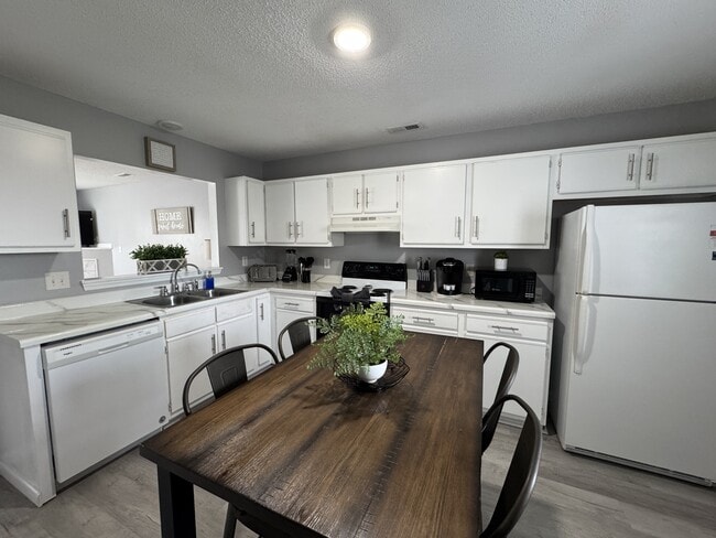 Photo - 205 Pinegrove Ct