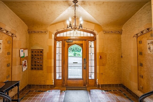 Photo - Lakeside Apartments