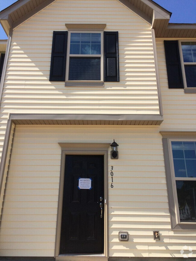 Building Photo - Room in Townhome on Haskell Dr