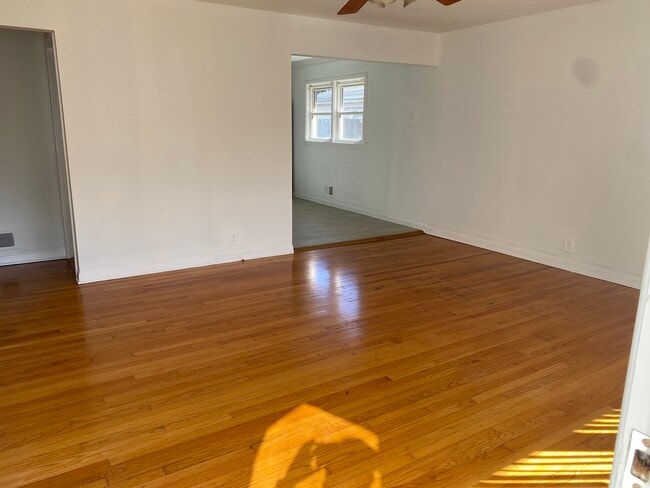 Photo - 9029 Sproat Ave