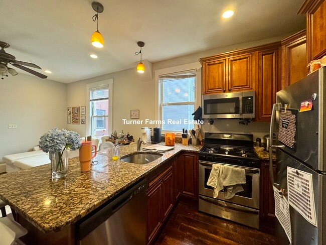 Photo - 717 Parker St