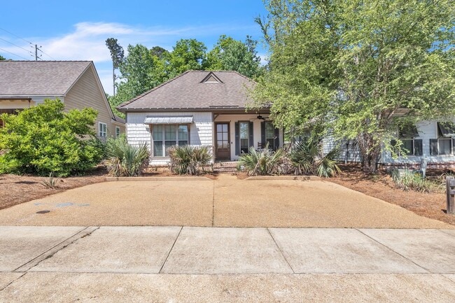 Building Photo - Large 3 Bedroom Townhome with All Appliances Included