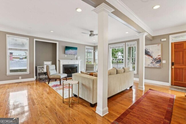 Photo - 663 Windsor St SW