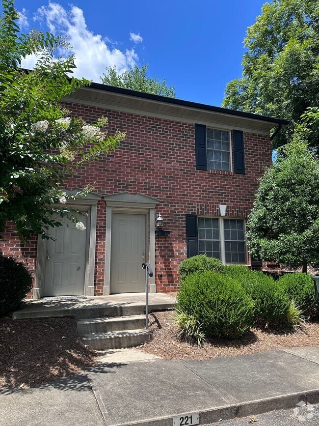 Building Photo - Charming 2 Bed, 1.5 Bath Townhome – Prime ...
