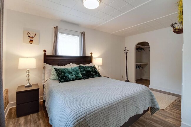 Building Photo - Downtown Bend darling Cottage!