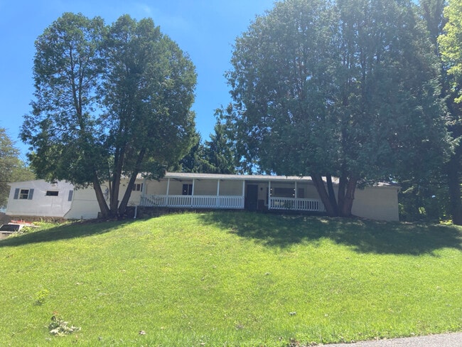 Photo - 140 Young St