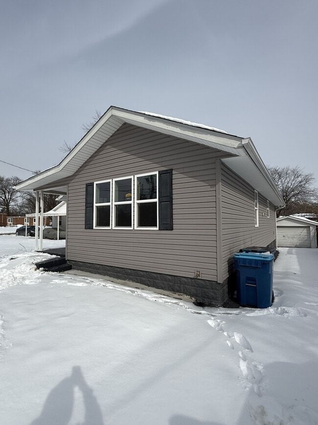 Building Photo - 601 Leonard St