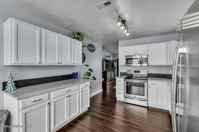 Photo - 3-Bedroom Home in The Landings – Fully Fenced Yard & 2-Car Garage