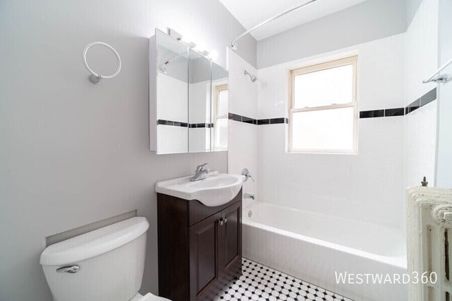 Photo - 2136 W Arthur Ave Unidad #1