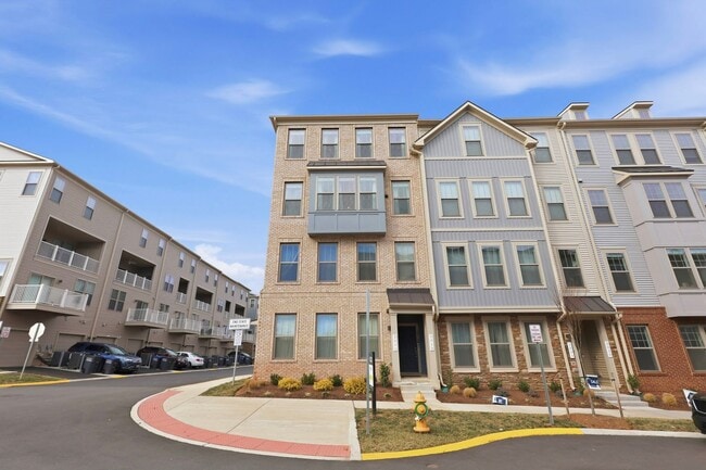 Building Photo - ***Coming Soon*** Stunning and Sun-filled 3 Bed 2.5 Bath Condo In Village At Manassas Park Condo