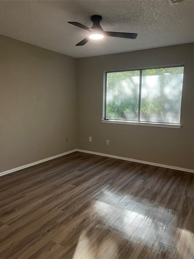 Building Photo - 9800 Eastwend Dr Rental