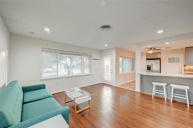 Building Photo - 5410 De Milo Dr