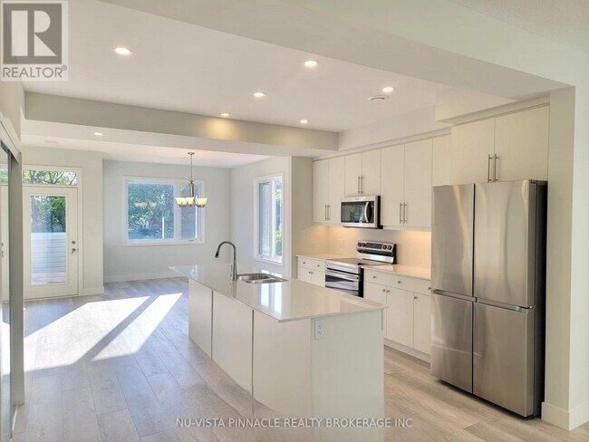 Photo - 990 Deveron Crescent