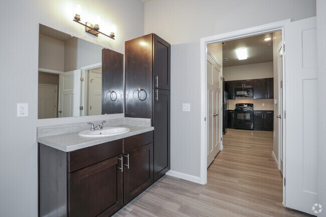 1BR, 1BA - 702SF - Bathroom