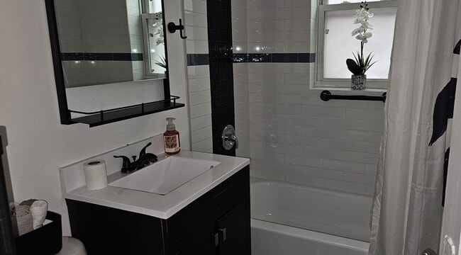 Photo - 7712 S Carpenter St Unidad #1