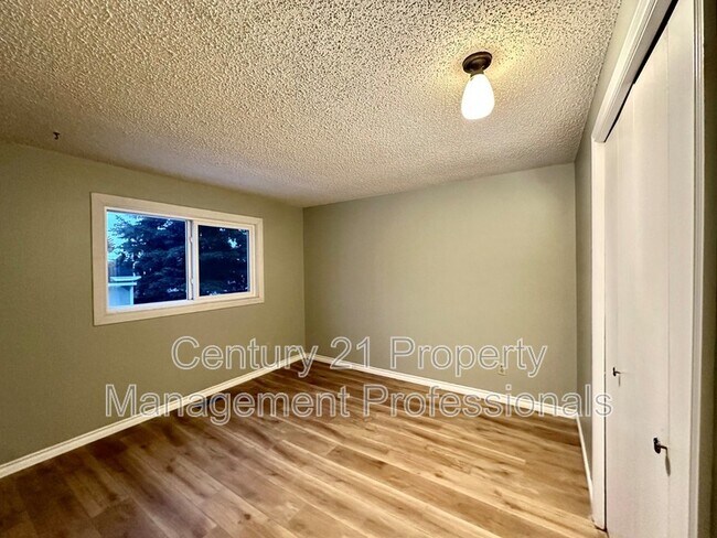 Photo - 10423-10440 40 Ave NW