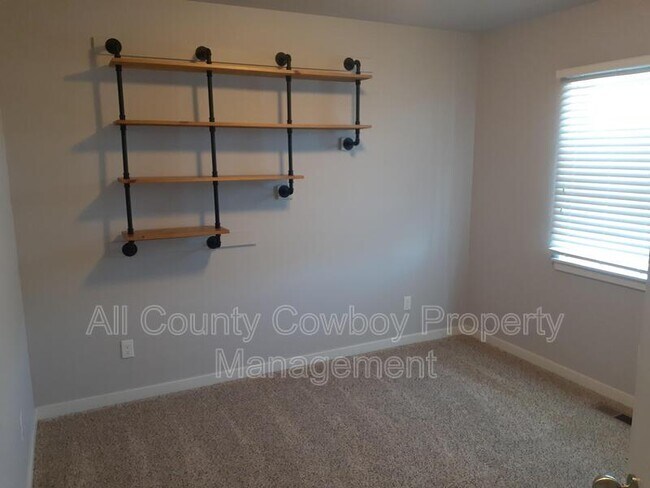 Photo - 1166 Evans St