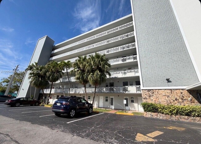 Building Photo - 420 NE 12th Ave Unit 502