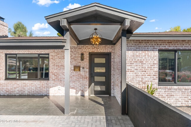 Building Photo - 2502 E Whitton Ave