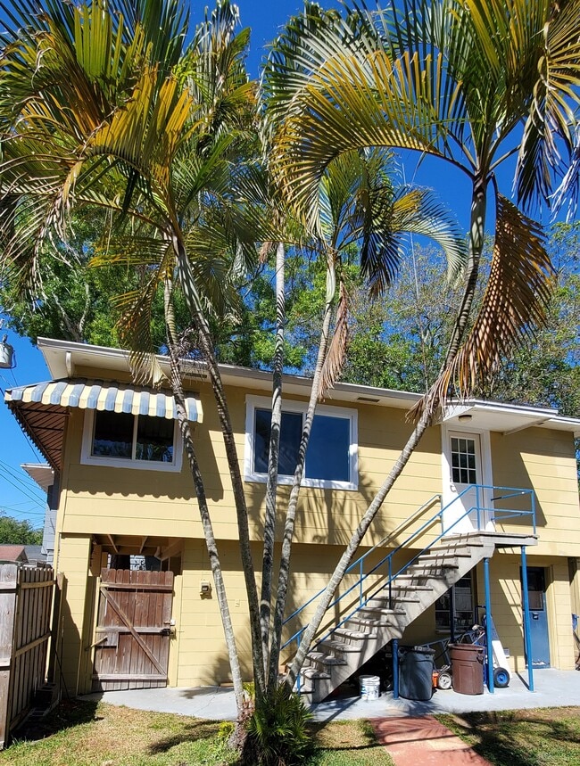 Apartment from outside - 1134 Bay St NE Unit 1134-1/2 Bay ST NE